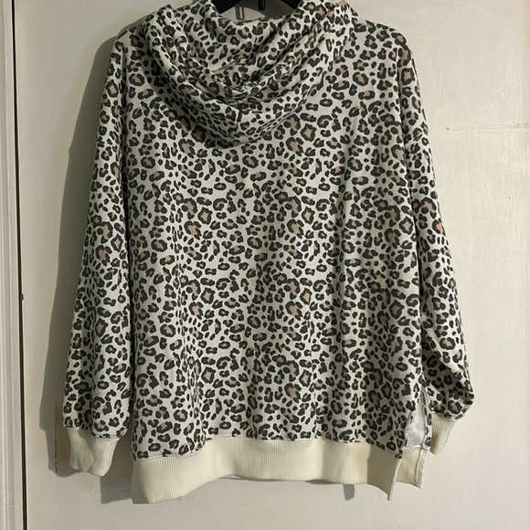 American Eagle leopard hoodie with flaw amazingly soft - Picture 6 of 6